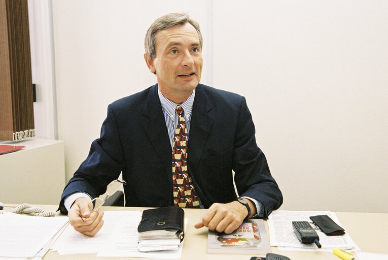 Foto 2: Photo portrait of Mr.Harald  ETTL at his office in Strasbourg