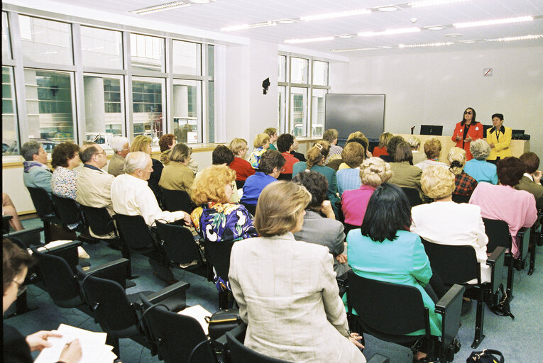 Foto 2: Nana MOUSKOURI, Renate Charlotte HEINISCH with a visitors group