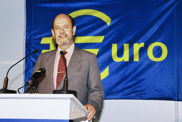 Photo 32 : Event for the launch of Euro currency