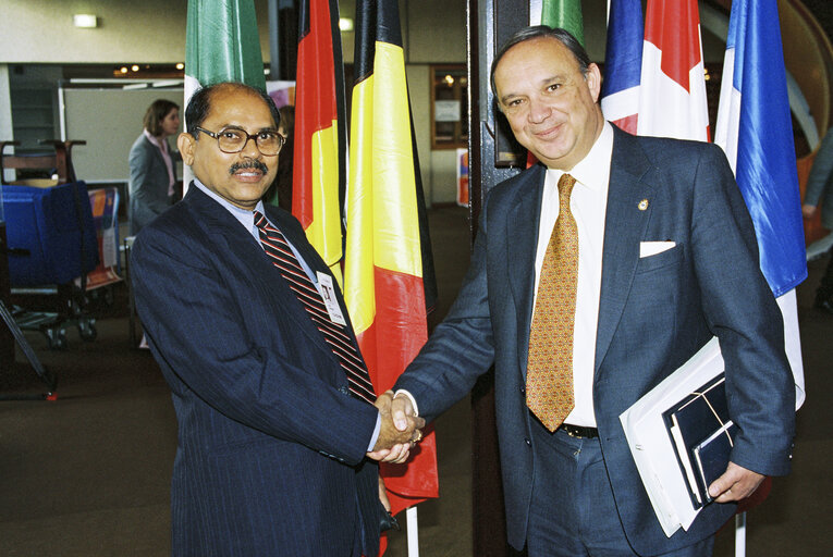 Valokuva 3: MEP Fernando FERNANDEZ MARTIN with Mr Suri SRIRAMA in Strasbourg