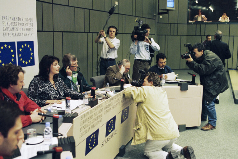 Foto 35: Press conference with trade union representatives after a meeting on the closure of the Renault factory in Belgium