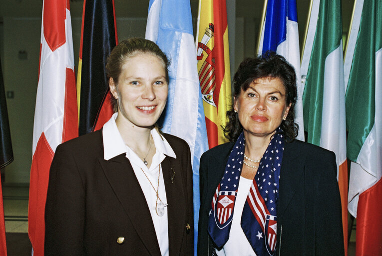 Φωτογραφία 3: MEPs Marjo MATIKAINEN-KALLSTROM and Charlotte CEDERSCHIOLD together in Brussels