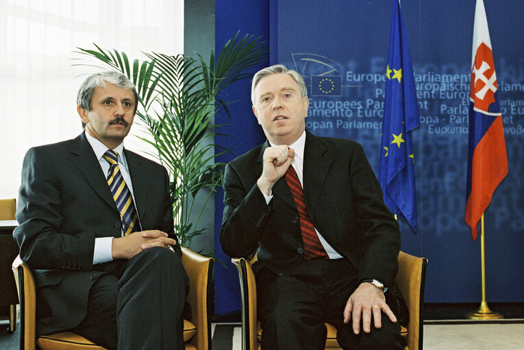 Снимка 2: Mikulas DZURINDA, Slovak Prime Minister, meets Pat COX EP President in Strasbourg in April 2004.