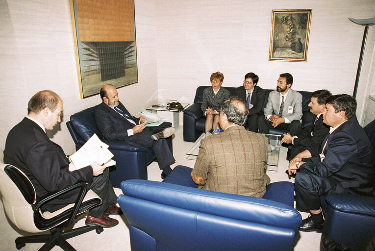 Fotografija 1: Jose Maria GIL-ROBLES GIL-DELGADO EP President meets with a delegation