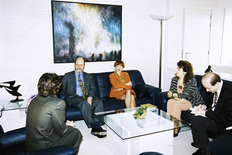 Fotografie 6: EP President meets with staff members of the DG INTE