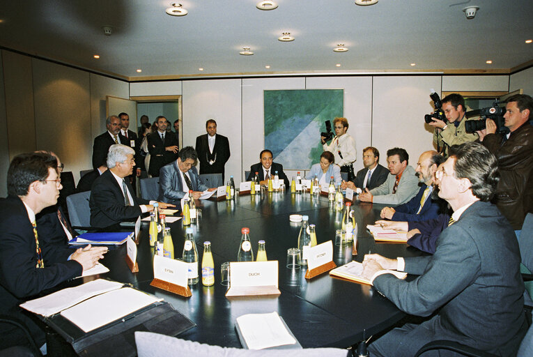 Fotografija 8: Visit of Israeli Foreign Minister David LEVY to the EP in Brussels - Meeting with EP President