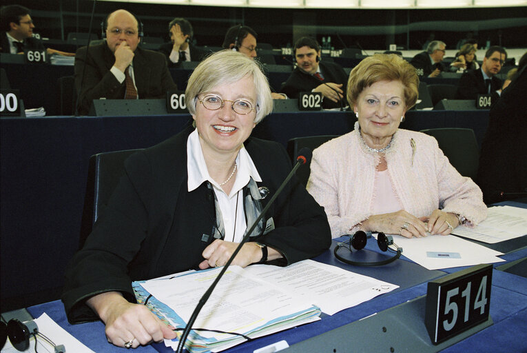 Zdjęcie 3: MEPs Maria MARTENS and Astrid LULLING during a session in Strasbourg in April 2004.