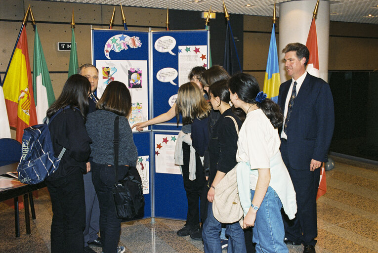 Fotografia 2: MEP Stephen HUGHES presents the Youth Newspaper  EUR OK  at the European Parliament in Strasbourg