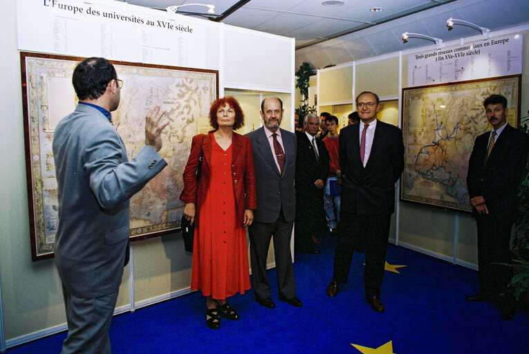 Photo 33 : Event for the launch of Euro currency