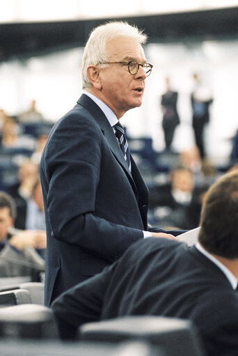 Fotogrāfija 18: MEP Hans Gert POETTERING in Plenary Session at the European Parliament in Strasbourg