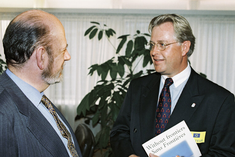 Fotografija 6: Jose Maria GIL-ROBLES GIL-DELGADO EP President meets with visitor at the European Parliament in Strasbourg