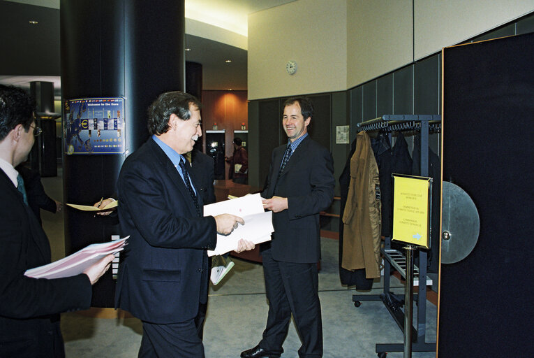Members of the UEF (Union of European Federalists) distribute tracts at the entrance of the Committee for Institutionl Affairs