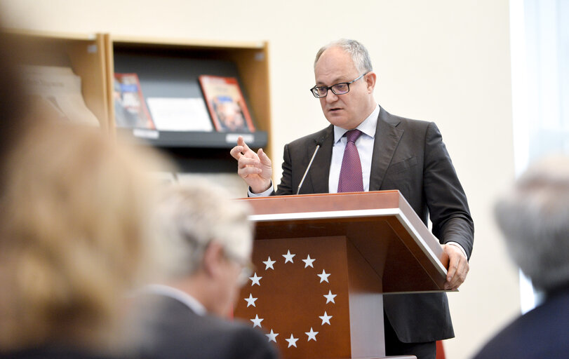 Fotó 5: EPRS EP - EUI History Roundtable : 25th anniversary of the Maastricht Treaty