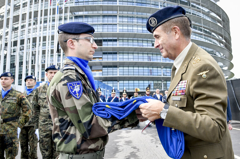 Fotografija 32: Open Day of the European institutions 2017 - Strasbourg -   Raise of the European Union flag by the Eurocorps