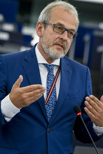 Fotografija 1: Plenary session Week 24 2017 in Strasbourg - The refoundation of a Europe based on values, anchored in effective democratic institutions and promoting a prosperous economy in a fair and cohesive society