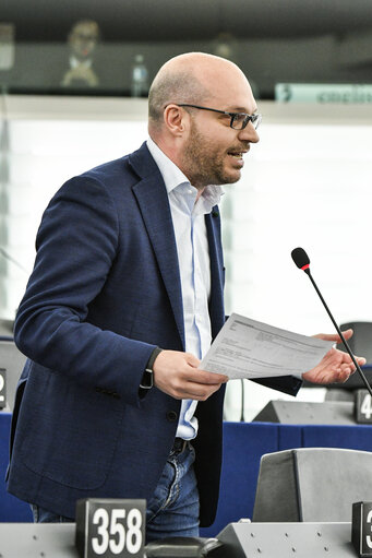 Photo 3: Lorenzo FONTANA MEP speaks in plenary session - Week 20  2017 in Strasbourg