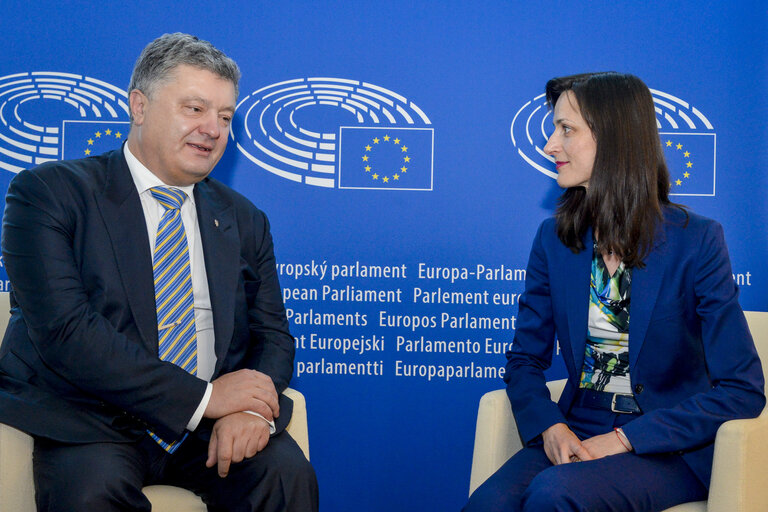 Fotogrāfija 3: Mariya GABRIEL meets with Petro POROSHENKO, President of Ukraine