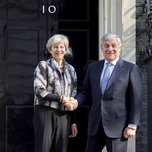 Valokuva 1: Visit of the President of the European Parliament to London - Antonio TAJANI - EP President meets with Teresa MAY - Prime Minister of the United Kingdom at 10 Downing street