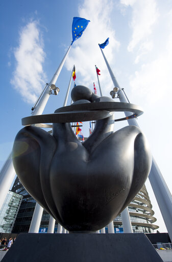 Fotografija 1: Flags in the European Parliament in Strasbourg - Sculpture ' Europe a coeur ' of Lyudmila Tcherina