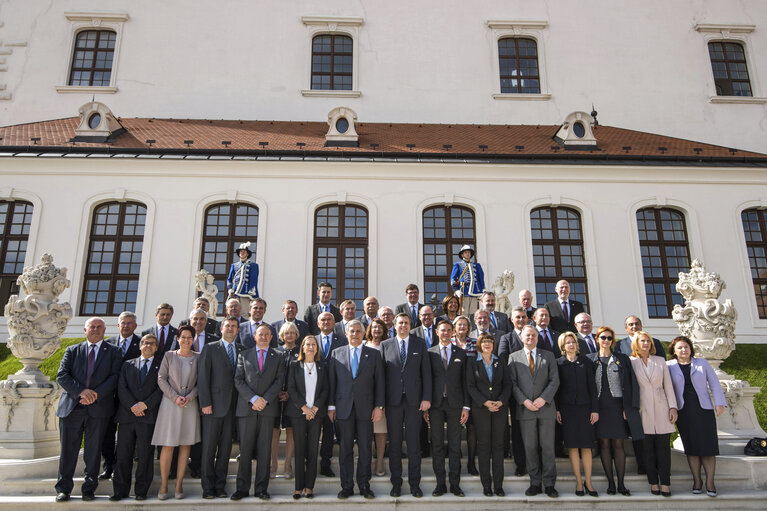 Fotografi 1: Participants of the Conference of European Parliaments Chiefs pose for a photo in Bratislava on April, 24.