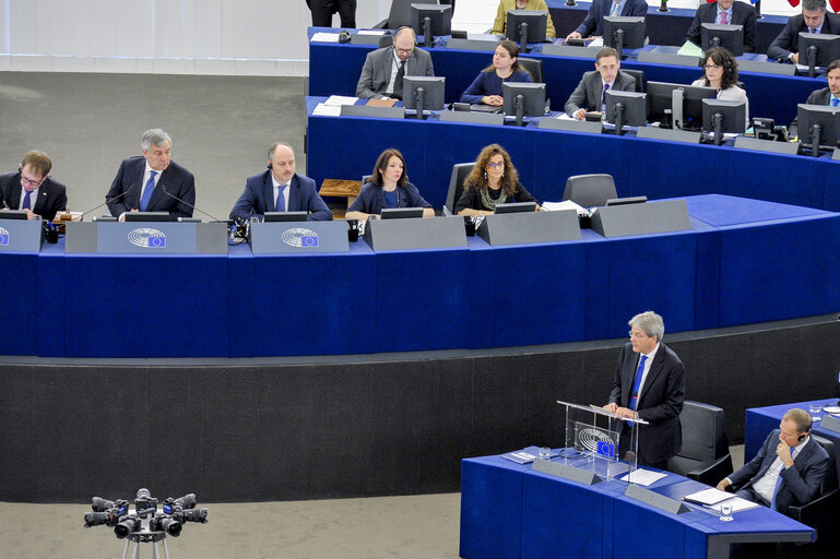 Снимка 7: Antonio TAJANI - EP President and Paolo GENTILONI, President of the Council of Ministers of the Italian Republic in plenary session Week 11 2017 in Strasbourg