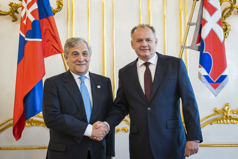 Foto 3: SLOVAKIA, Bratislava:  President of the European Parliament Antonio Tajani (L) and President of Slovak Republic Andrej Kiska (R) pose for a photo during their  bilateral meeting in Bratislava on April, 24.