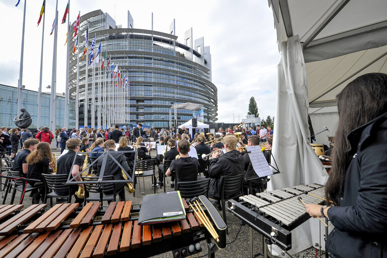 Fotografia 33: Open Day of the European institutions 2017 - Strasbourg -   Raise of the European Union flag by the Eurocorps