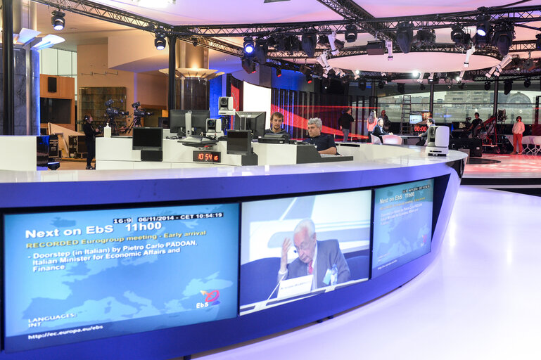 Voxbox set - lit screens - EBS