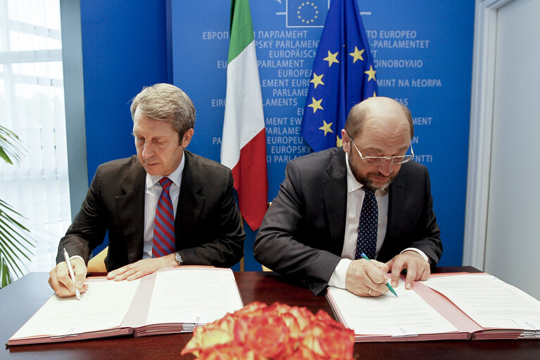 Nuotrauka 1: Martin SCHULZ - EP President LEX signing