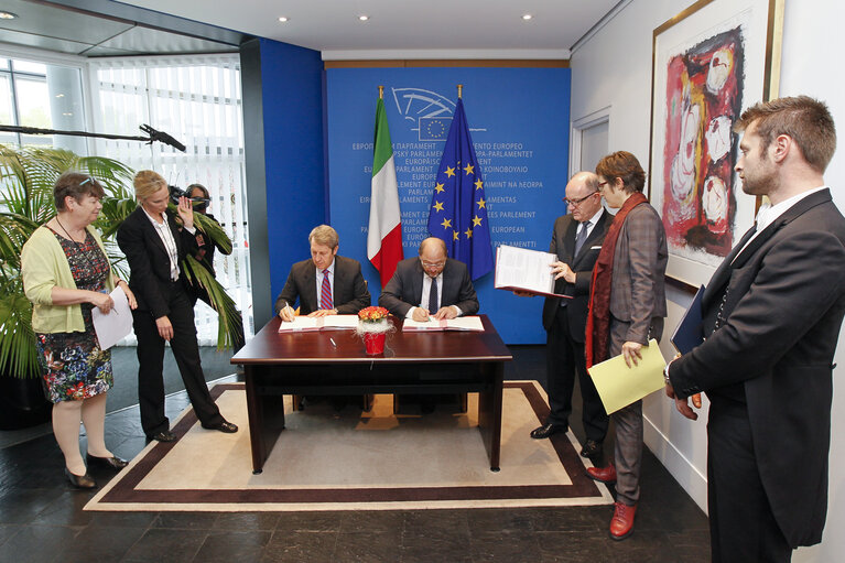 Φωτογραφία 2: Martin SCHULZ - EP President LEX signing