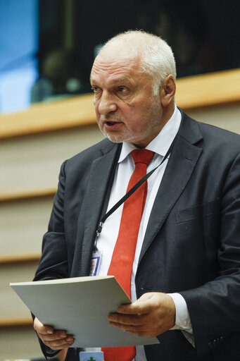 Billede 2: Plenary session in Brussels - week 46 2014 - EP President Opening of the Plenary: 25th anniversary of the fall of the Berlin wall.  Statement by the President