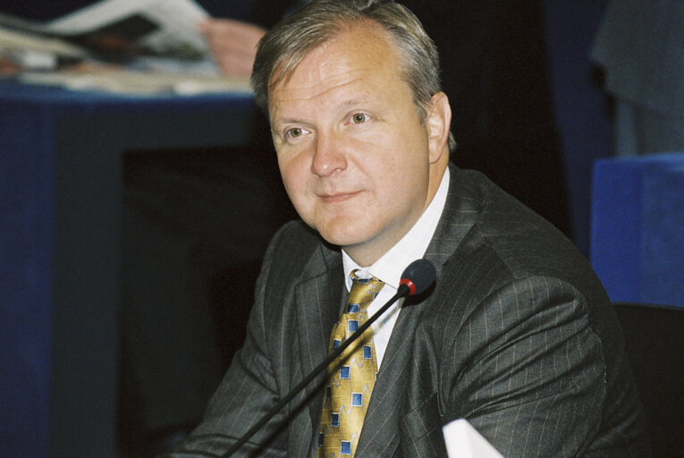 Fotogrāfija 3: Commissioner Oli REHN in Plenary Session at the European Parliament in Strasbourg