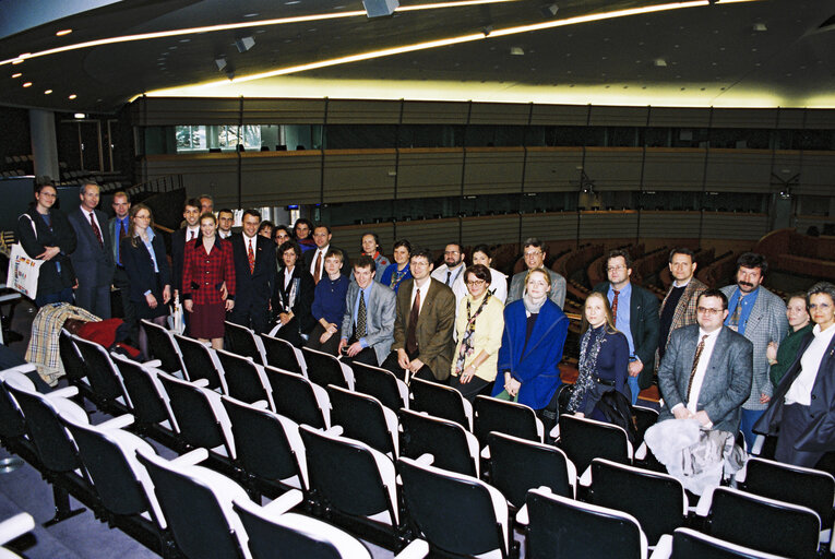 Fotografie 2: MEP Paul RUBIG with guests in the hemicycle in Brussels