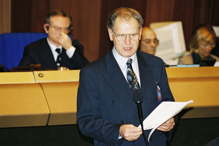 Foto 7: The President of the European Court of Auditors (ECA) presents the ECA annual report for 1995