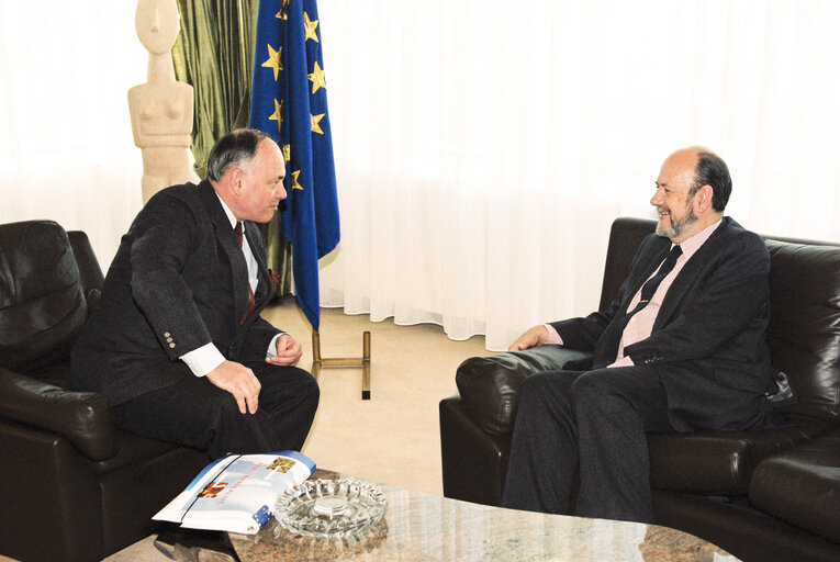 Fotografija 4: Jose Maria GIL-ROBLES GIL-DELGADO EP President meets with visitor at the European Parliament in Strasbourg