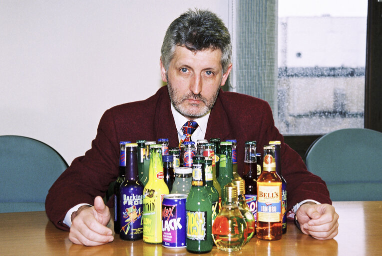 Valokuva 1: MEP Bill MILLER with premix cocktails