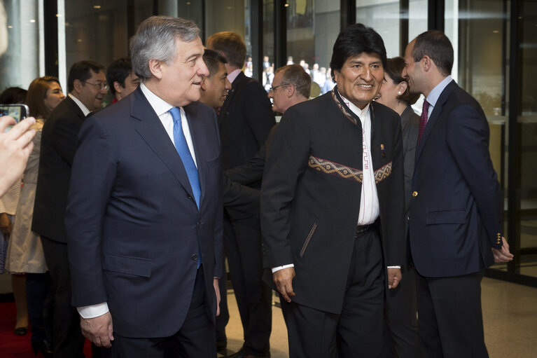 Foto 4: Official visit of the President of Bolivia. Welcome .