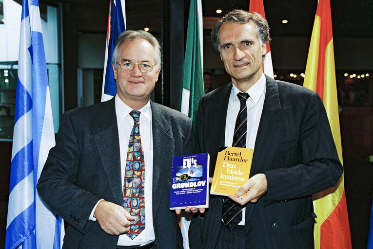 Fotogrāfija 2: MEPs Jens-Peter BONDE and Bertel HAARDER exchange their book in Strasbourg