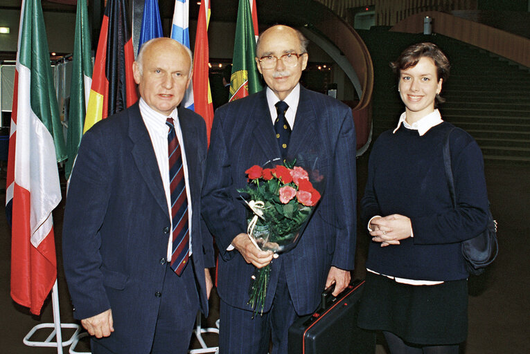 Otto von HABSBURG receives flowers