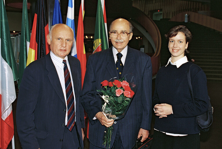 Otto von HABSBURG receives flowers