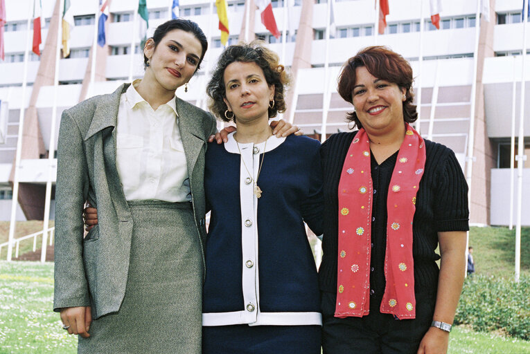 Photo 2 : Mrs IZQUIERDO ROJO meets with candidates in the Algerian election