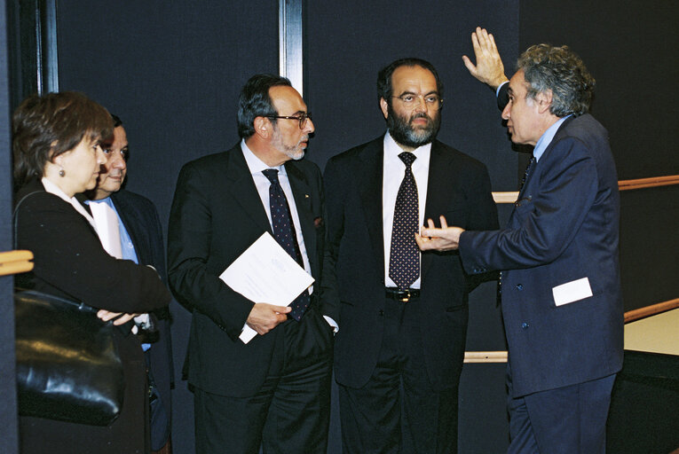 Foto 2: MEP Biagio DE GIOVANNI chats with a guest