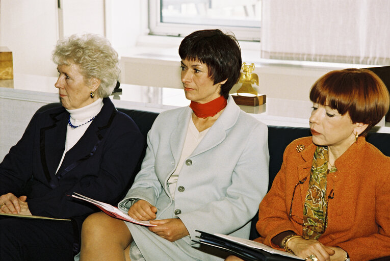 Fotografie 7: EP President meets with staff members of the DG INTE