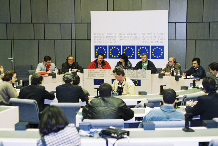 Foto 29: Press conference with trade union representatives after a meeting on the closure of the Renault factory in Belgium