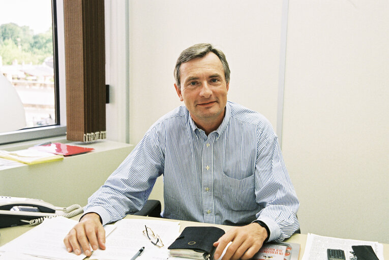 Foto 4: Photo portrait of Mr.Harald  ETTL at his office in Strasbourg