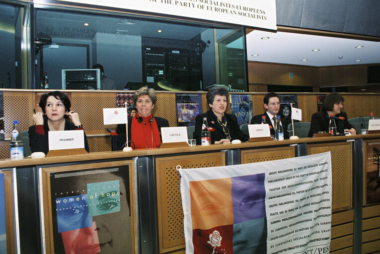 Fotografija 2: 'Towards a New European Citizenship for Women and Men' conference in Brussels on December 3, 1998.