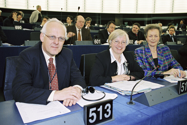 Zdjęcie 4: MEPs Maria MARTENS and Hedwig KEPPELHOFF-WIECHERT during a session in Strasbourg in April 2004.