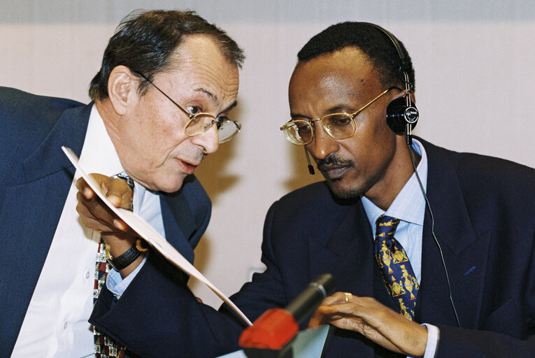 Fotografia 2: Paul KAGAME, Vice President of Rwanda address to the Development Committee in Strasbourg on January 20, 1998.