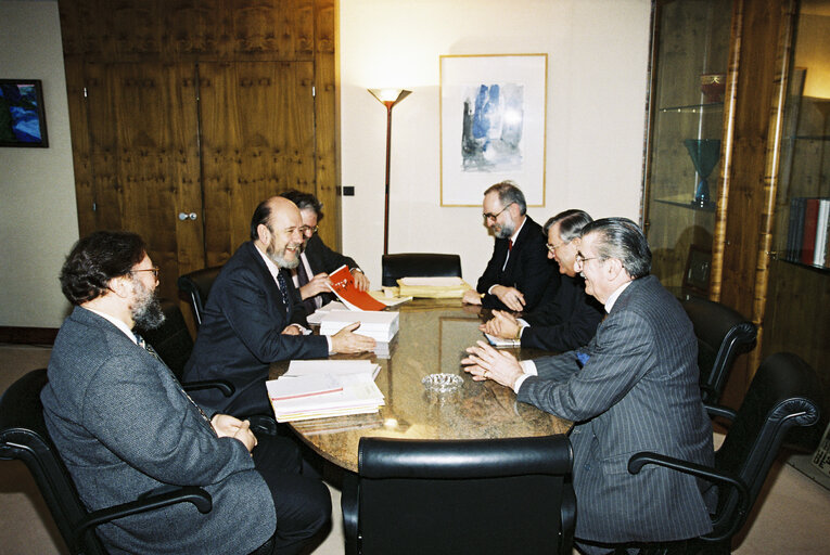 Photo 2 : EP President receives the report of the Temporary Committee of Inquiry into the Community Transit System