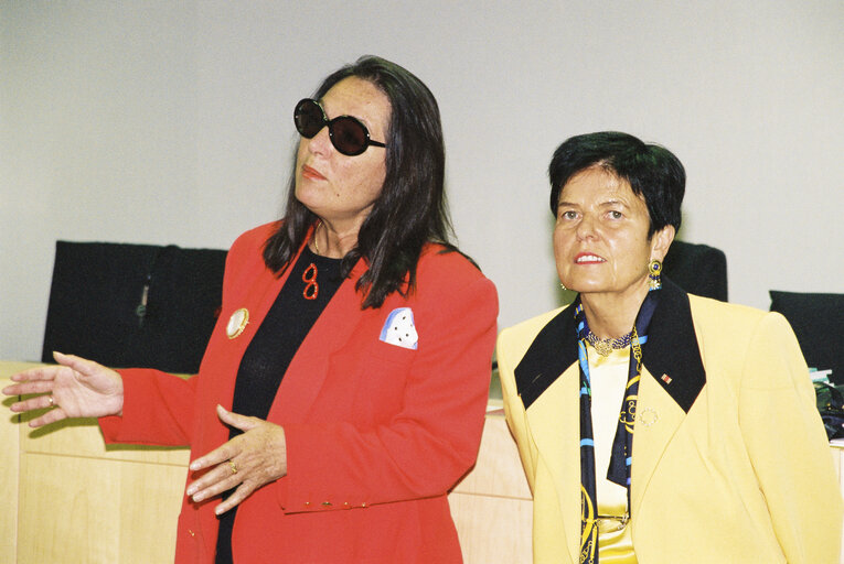 Nana MOUSKOURI, Renate Charlotte HEINISCH with a visitors group